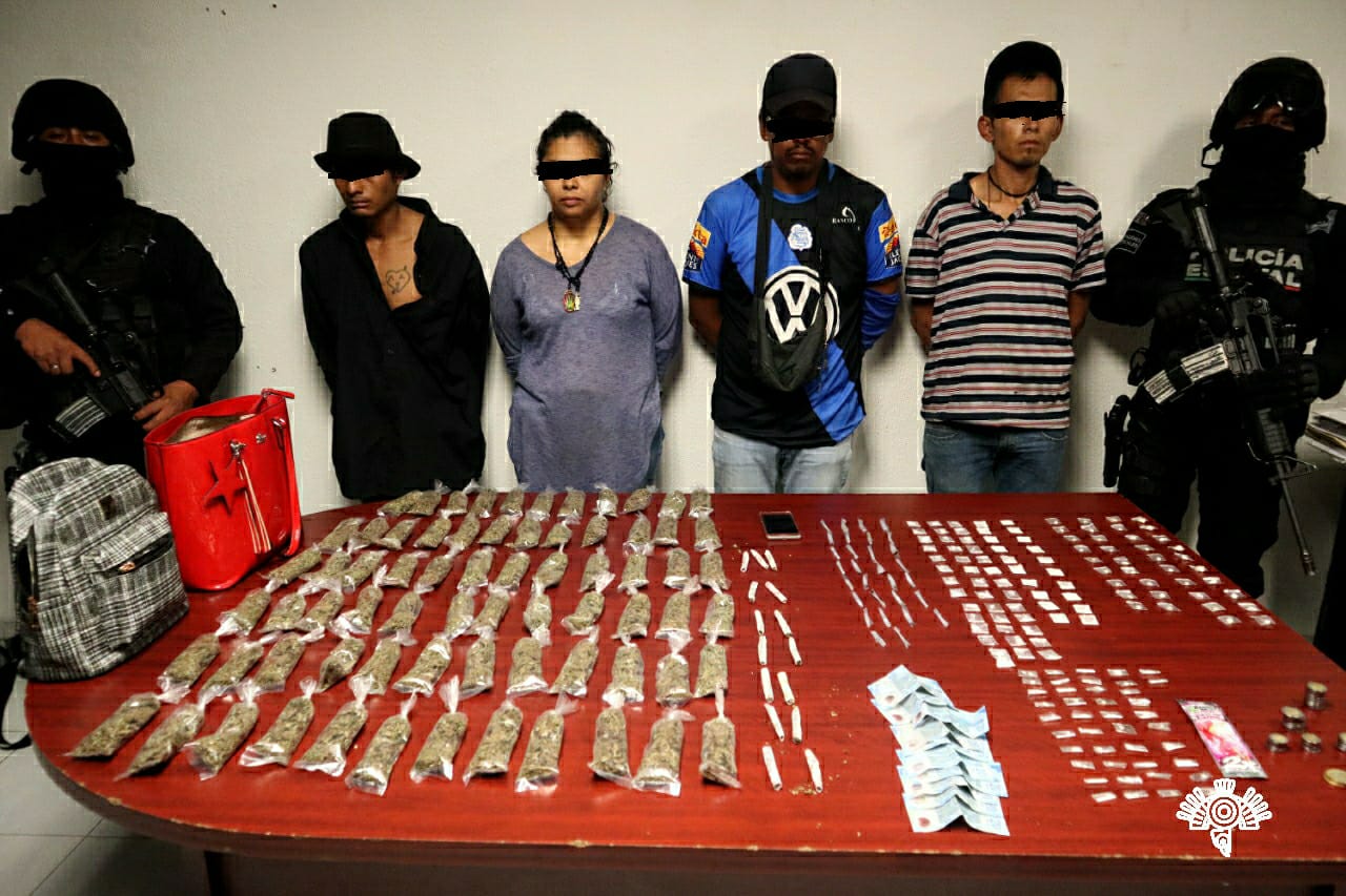 Tira por accidente paquete de marihuana y los detienen en La Margarita