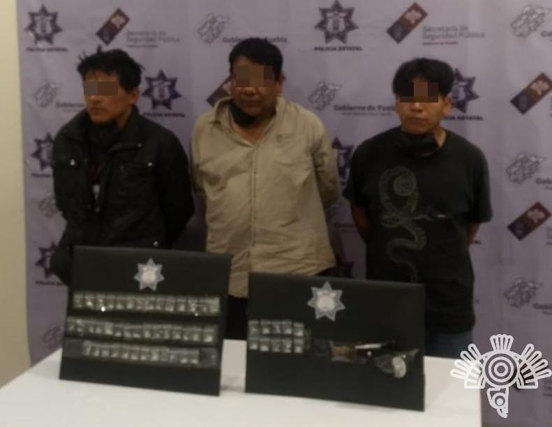 Caen 3 narcomenudistas en Tehuacán; iban a vender 50 bolsitas con cristal
