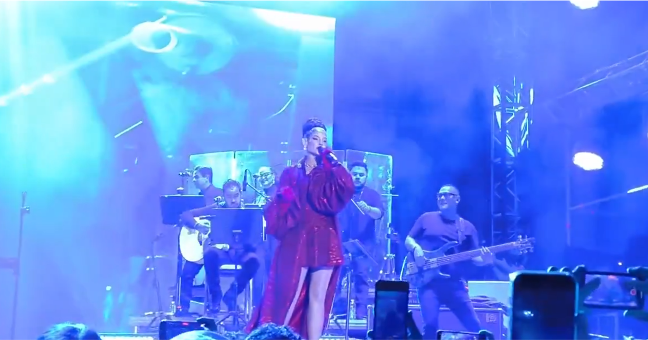 VIDEO Natalia Jiménez festeja a las mamás en el Teatro del Pueblo