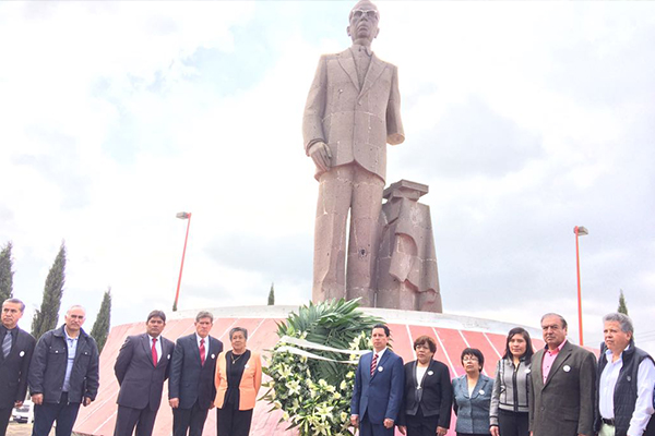 Con estatua dañada por sismo, conmemoran natalicio de Díaz Ordaz