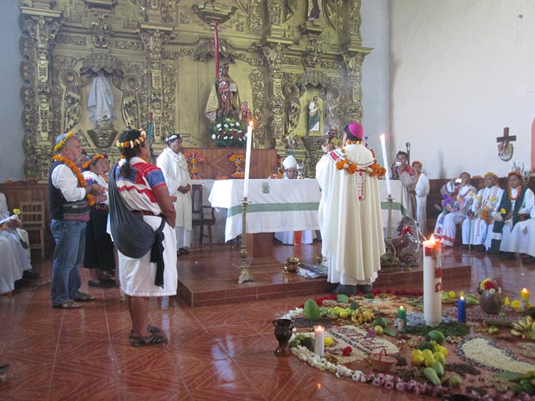 Visita obispo de San Cristóbal a indígenas de la sierra norte de Puebla