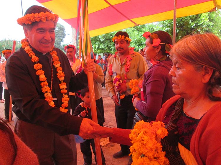 Visita obispo de San Cristóbal a indígenas de la sierra norte de Puebla