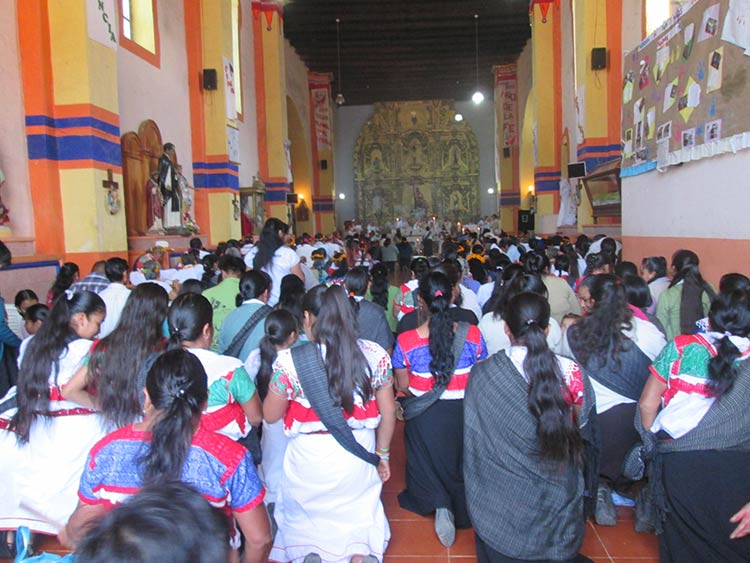 Visita obispo de San Cristóbal a indígenas de la sierra norte de Puebla