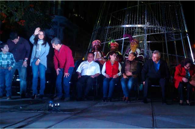 Inauguran austera iluminación navideña en centro de Tehuacán