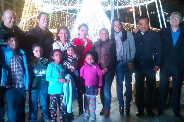 Inauguran austera iluminación navideña en centro de Tehuacán