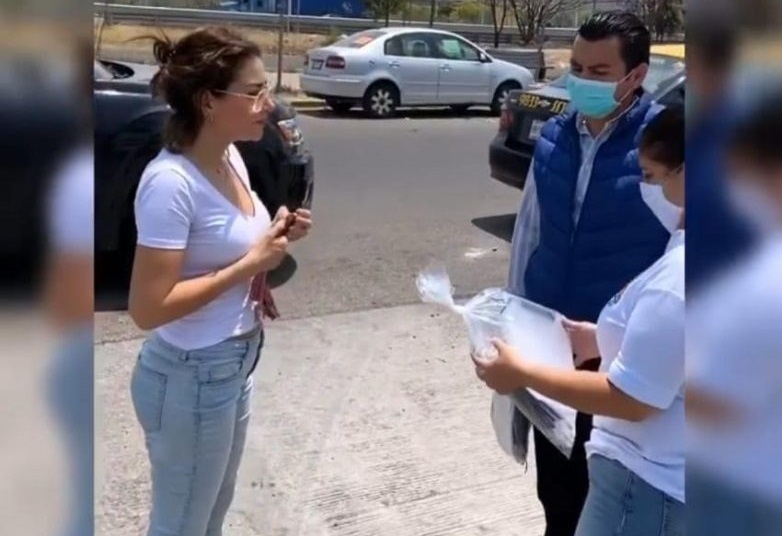 Nay Salvatori libra el Covid-19 y sale a repartir caretas en Puebla