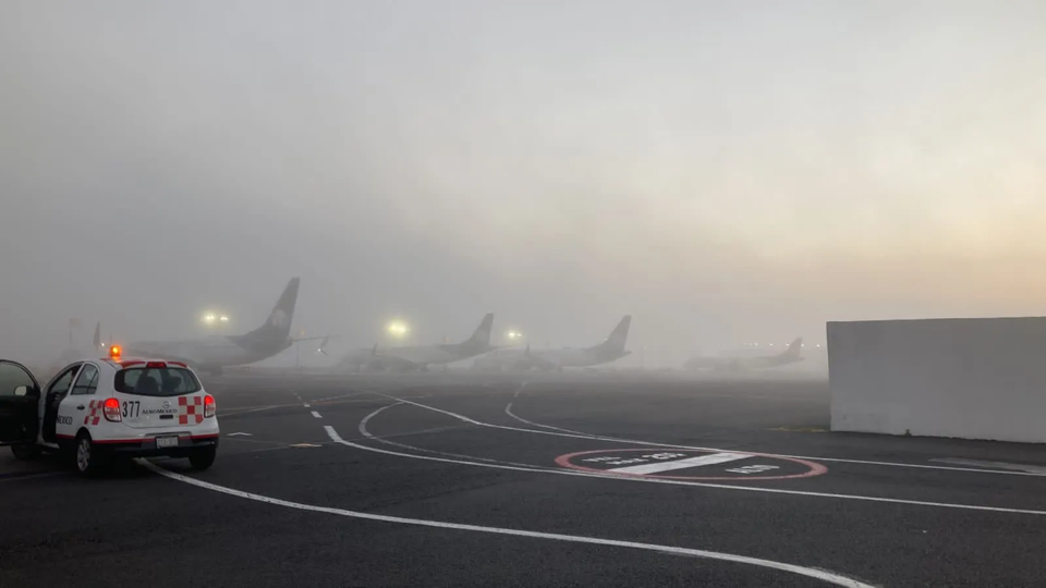 VIDEO Reanuda AICM operaciones tras banco de niebla