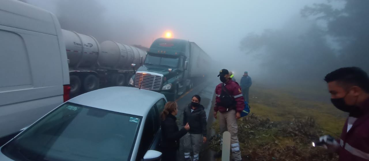Neblina provocó accidente y cierre en la autopista Puebla-Orizaba