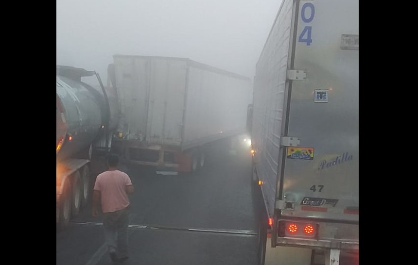 Neblina provoca carambola de tráileres en la Puebla-Orizaba