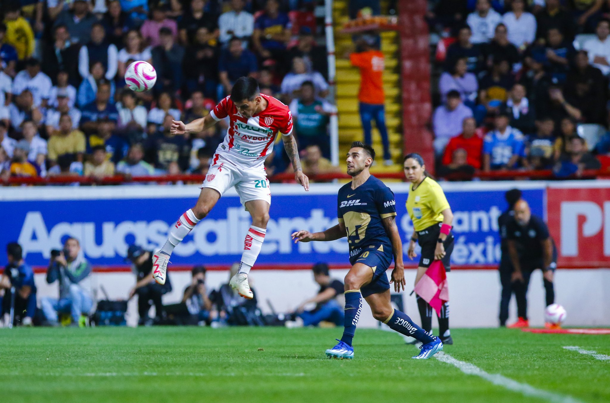 VIDEO Un Rayo parte a los Pumas