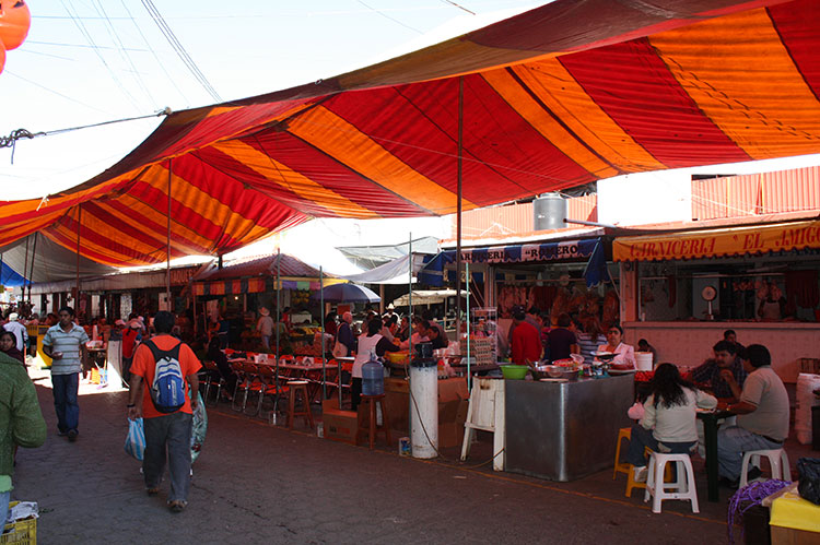 Roban negocio de comida en mercado de Huauchinango
