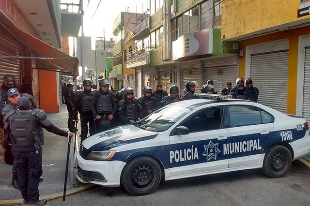 Edil de Texmelucan resguarda sus negocios con policías