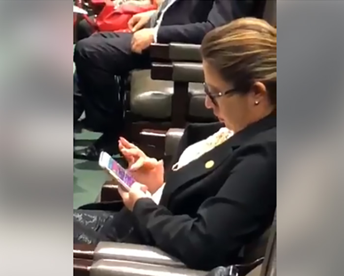 VIDEO Diputada de Acatlán es captada jugando en plena sesión 