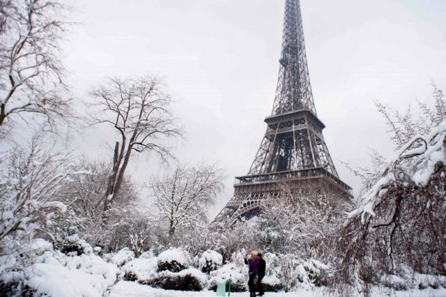 Nevada sorprende a París; la capital francesa se cubre de blanco