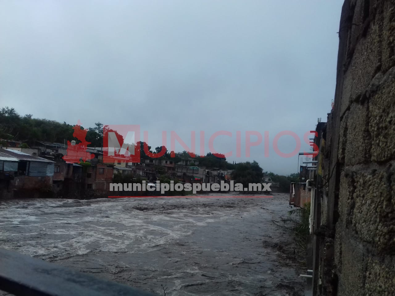 VIDEO Evacúan 120 familias por desbordamiento del río Nexapa