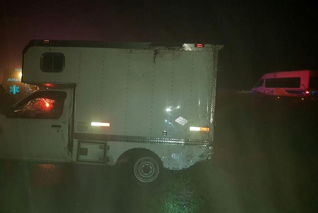 Niebla ocasiona choque entre camioneta de pasajeros y otra unidad en la Virreyes-Teziutlán