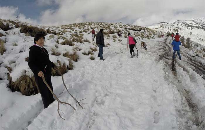 Cientos disfrutan de la nieve en Parque Nacional