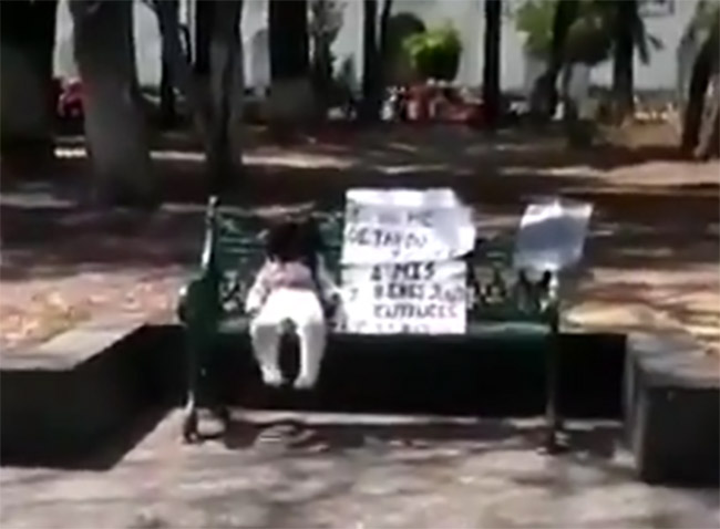 VIDEO Abandonan a niña amarrada a una banca del Paseo Bravo en Puebla capital