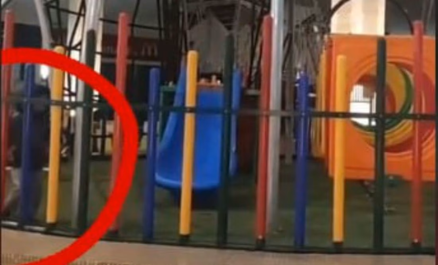 VIDEO Graban a niño fantasma en el área de juegos en Plaza San Diego