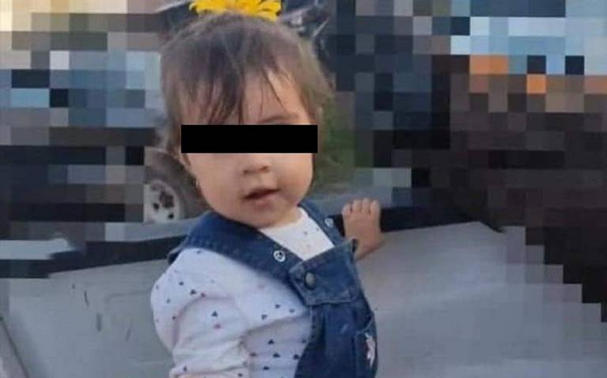 Niña muere al ser olvidada por su padre en el auto