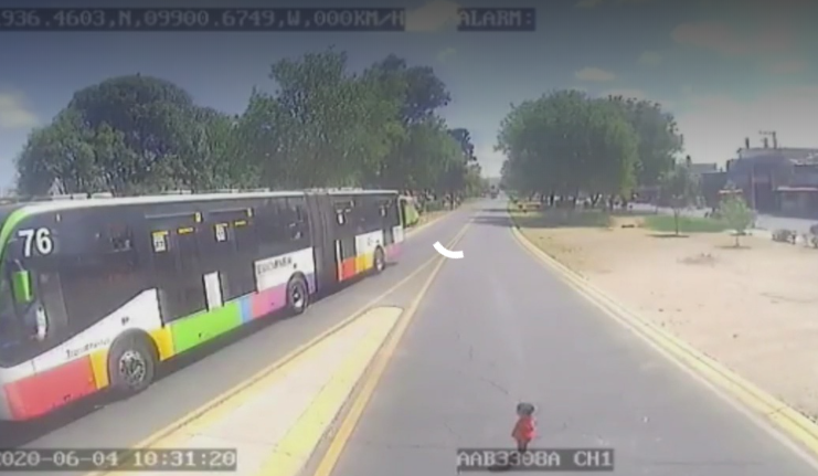 VIDEO Así se salvó una niña de tres años de que un camión pasara sobre ella