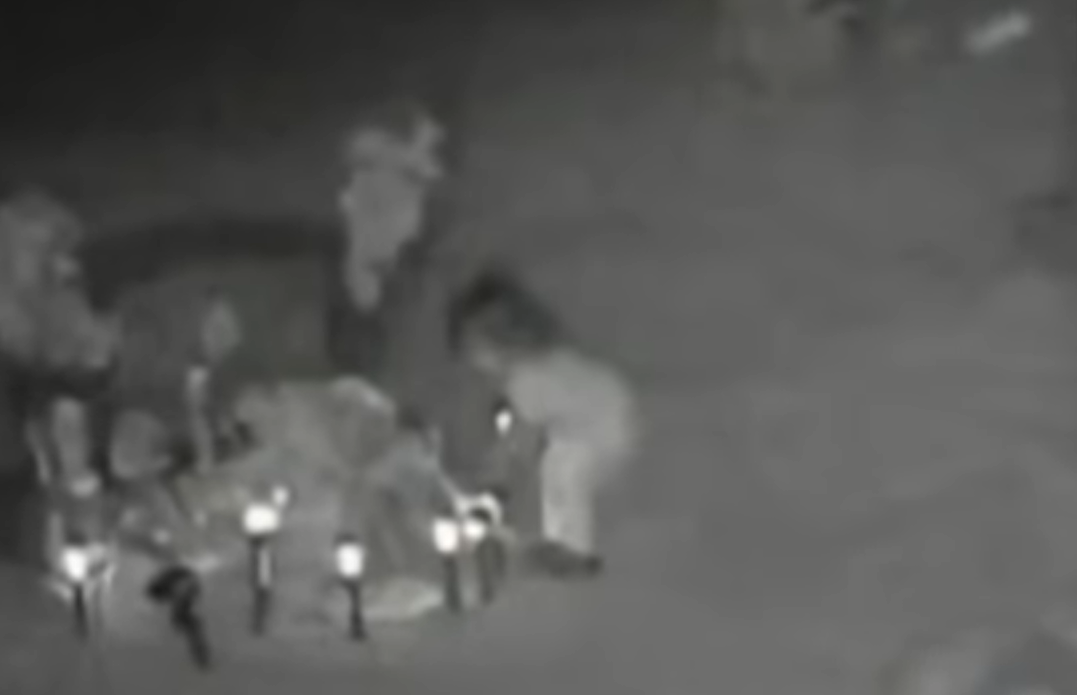 VIDEO Pone cámaras en el panteón y logra capturar el fantasma de una niña