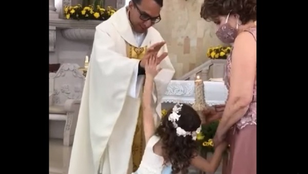 VIDEO Mira cómo reacciona una niña cuando el padre le da la bendición