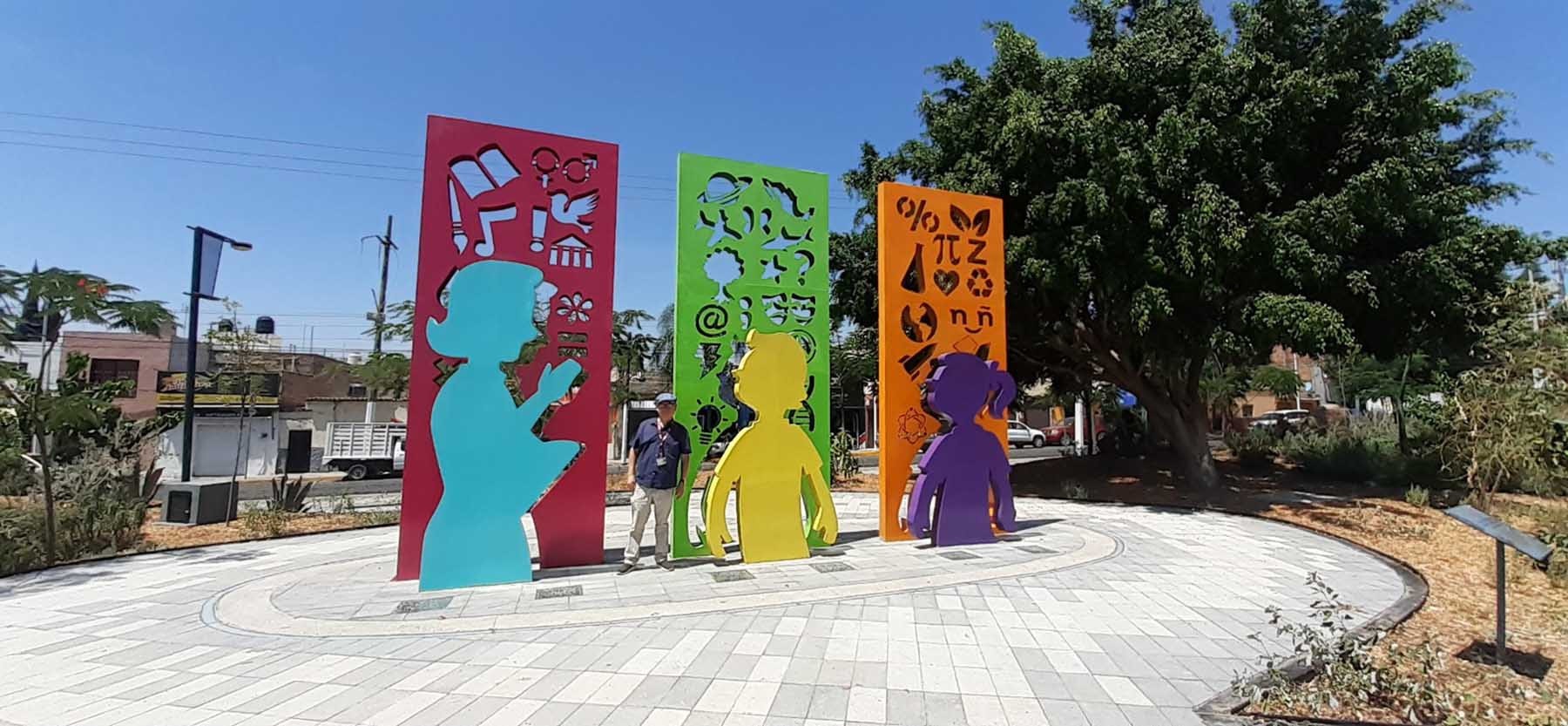 Académico de la UAG participa en la creación de la escultura La Maestra