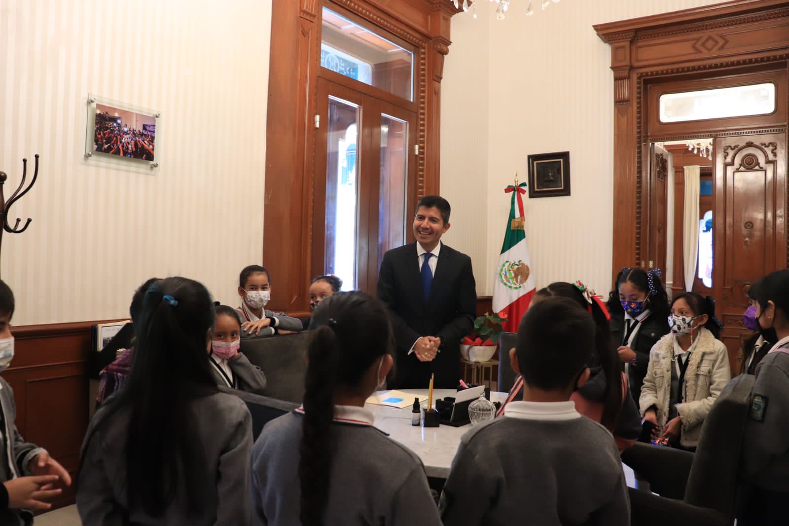 Niñas y niños de la primaria son regidores por un día en compañía de Rivera