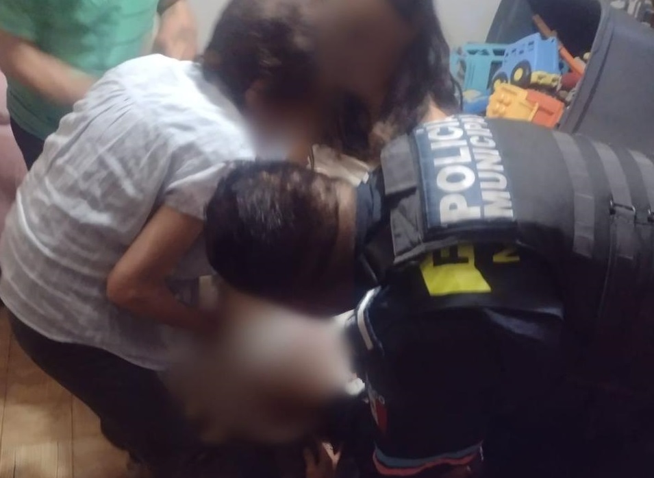Policías de Puebla salvan la vida a un niño que se asfixiaba