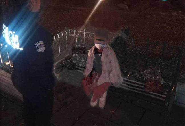 Madre abandona a su hijo a medianoche en una banca del Paseo Bravo