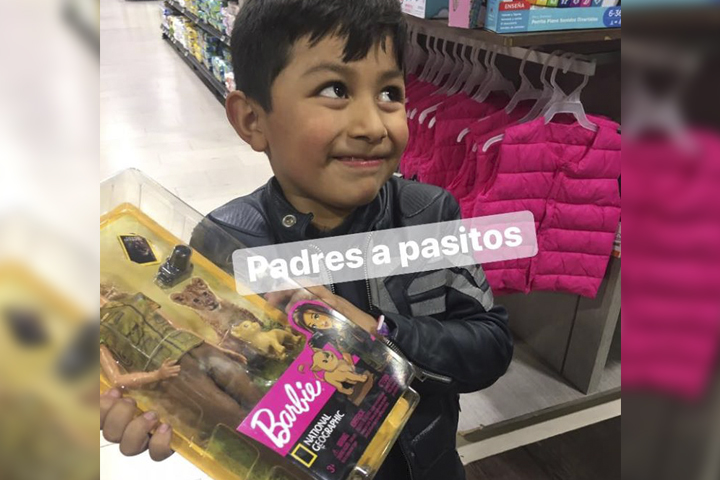 Le compra Barbie a su hijo y se hace viral en redes sociales