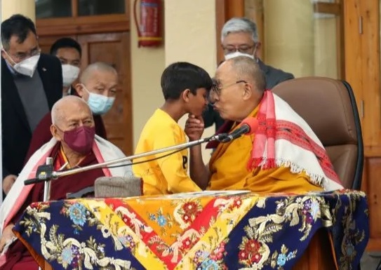 VIDEO Dalai Lama besa a un niño en la boca y pide que chupe su lengua