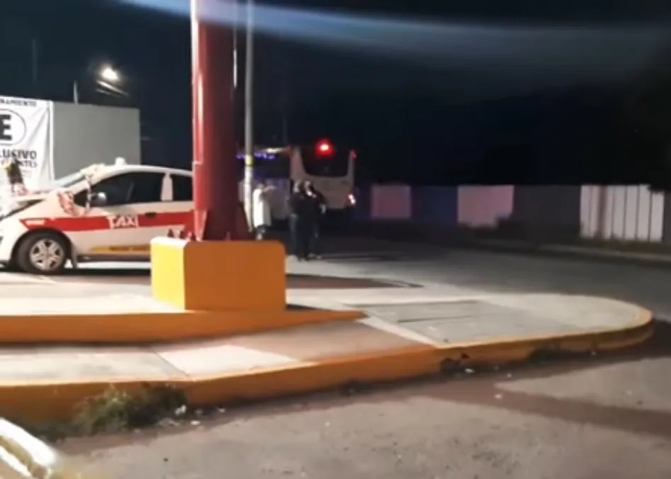 Muere niño tras sacar la cabeza por ventana de autobús de peregrinos