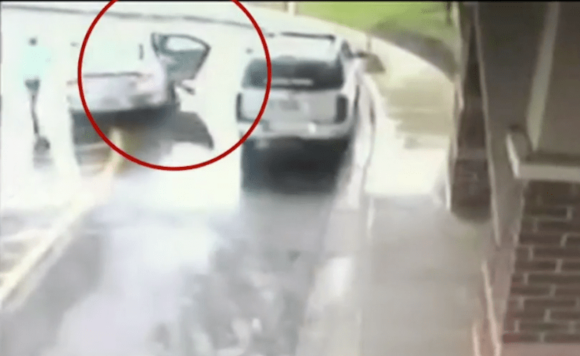 VIDEO De auto que era robado y en movimiento se avientan niños