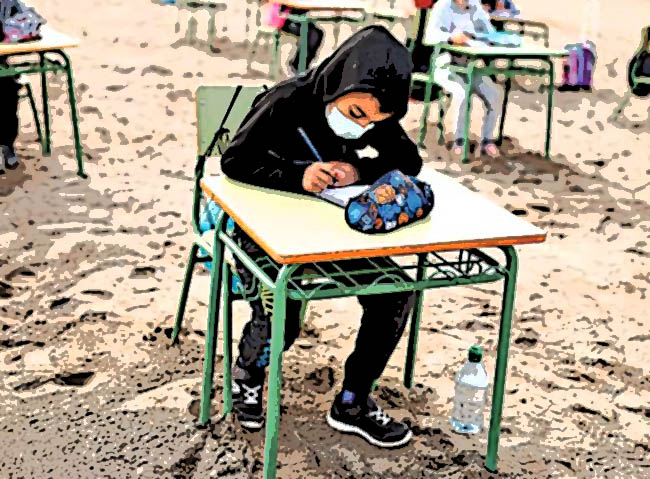 En España niños toman clases a la orilla del mar