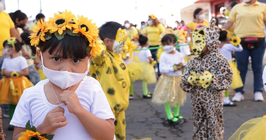 Desfilan niños y niñas por las calles de Atlixco para recibir la Primavera  