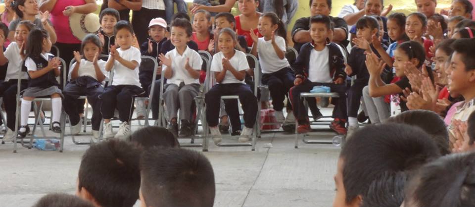 Niños de Atzitzihuacan dejan el campo para festejar su día