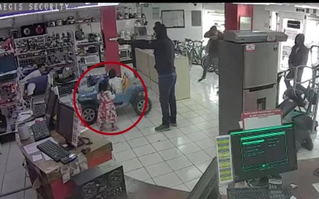VIDEO Dejó a sus hijos en medio de balacera en Presta Max