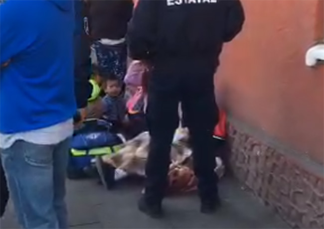 Patrulla embiste a camioneta con niños y policías huyen en Puebla