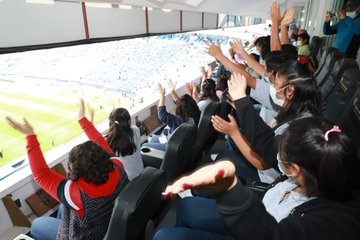 Niños llenan palco del gobierno de Puebla para apoyar a La Franja