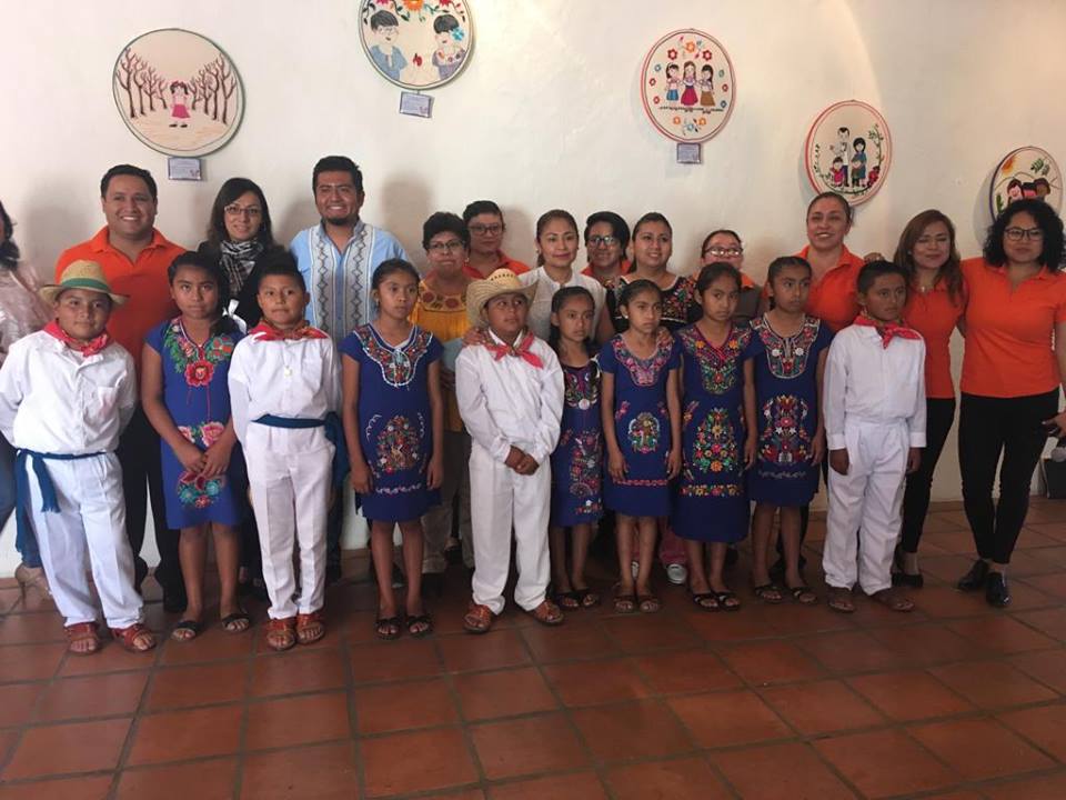 Inauguran exposición de bordados de niños de San Gabriel Chilac
