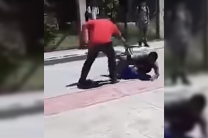 VIDEO A cintarazos separa maestro a jóvenes peleando