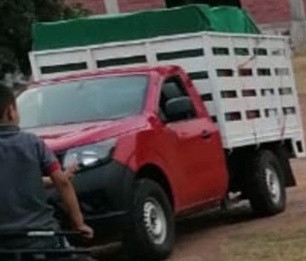 A punta de pistola se roban camioneta en Tecamachalco