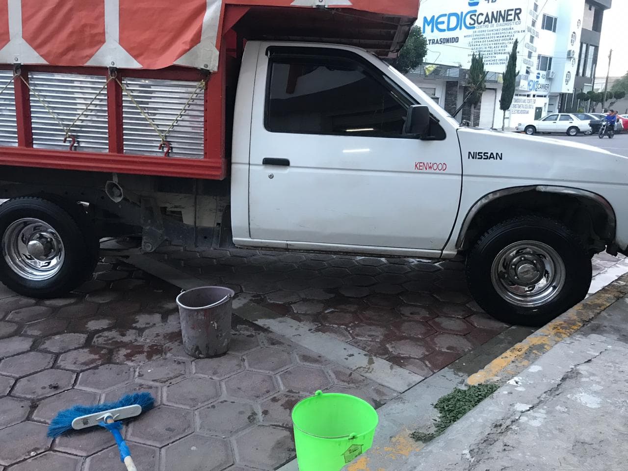 Con lujo de violencia roban camioneta con muebles en Tecamachalco