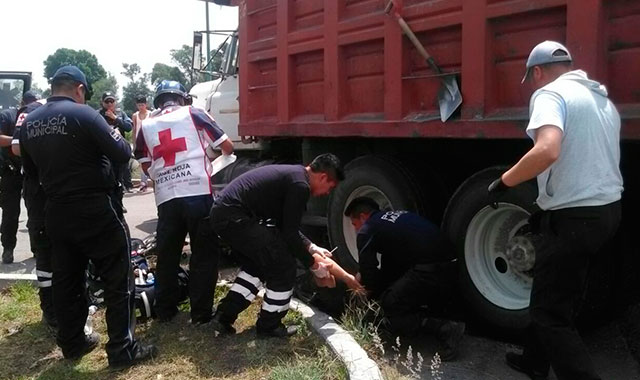Motociclista pierde la pierna cuando camión se impacta contra él  