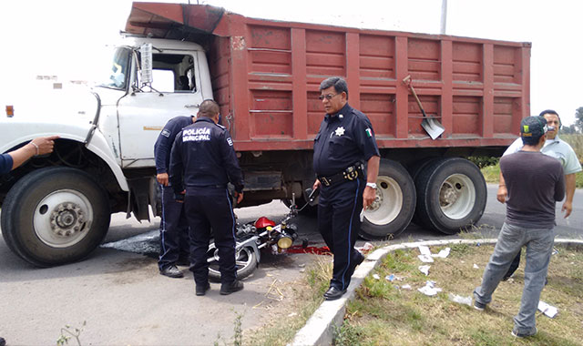 Motociclista pierde la pierna cuando camión se impacta contra él  