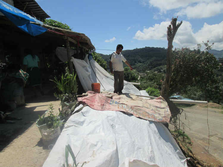Apunto del colapso dos viviendas en Nopala por obra carretera