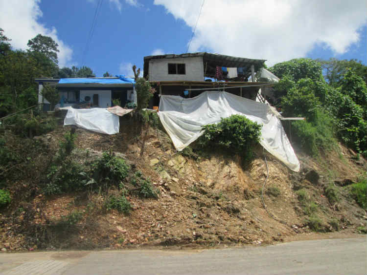Apunto del colapso dos viviendas en Nopala por obra carretera