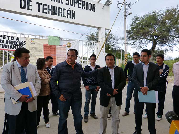 Levantan estudiantes plantón en la normal de Tehuacán